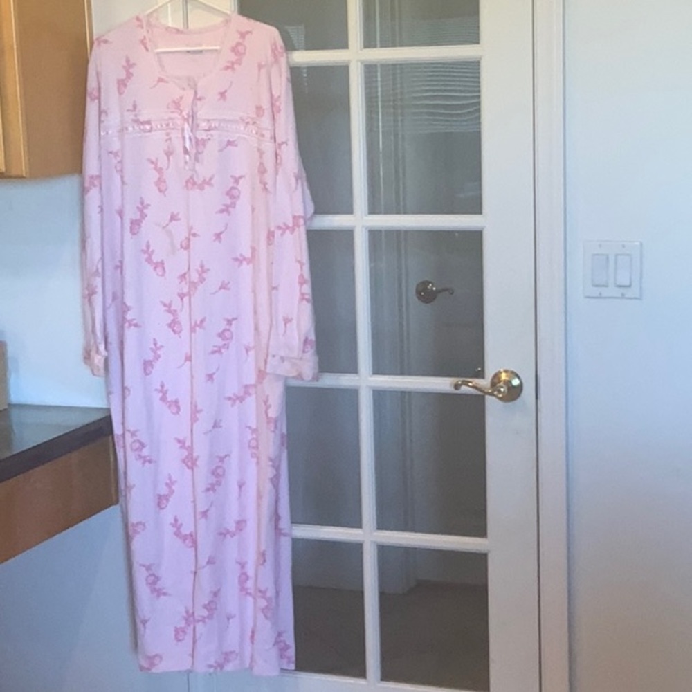 Woman’s sleeping Gawn..